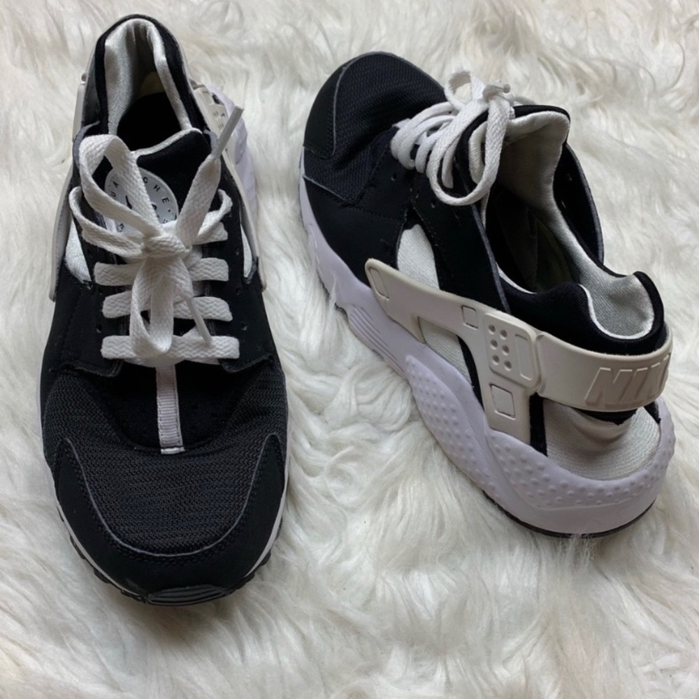 NIKE huaraches big girl 7Y women's 8 black/white